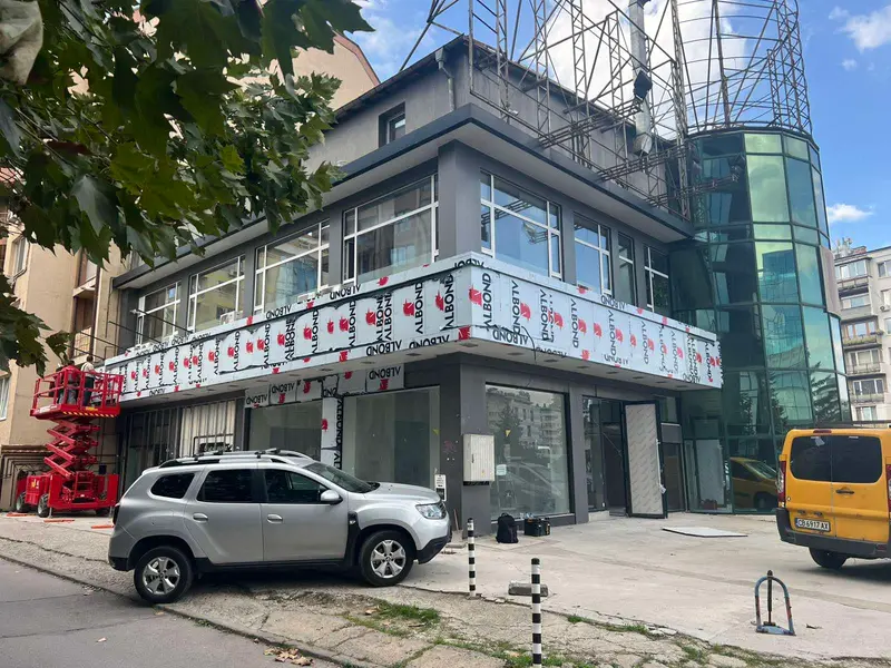 Търговска сграда по време на облицовката