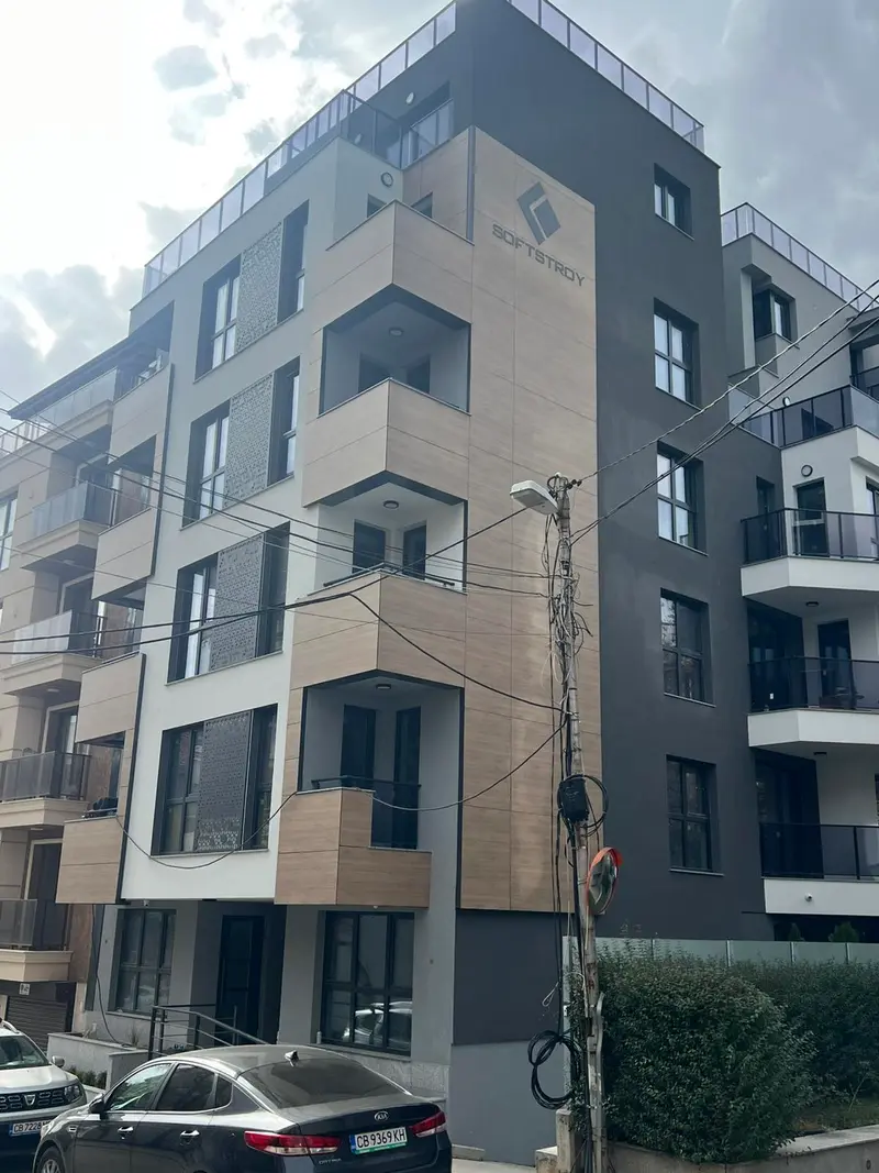 Фасада със сиви и бежови панели